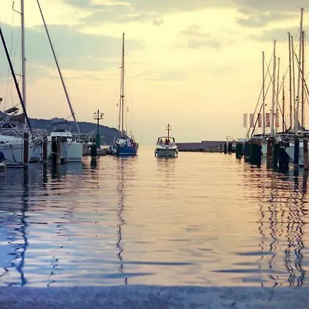 Feel The Colors Of Beautiful - Black & White Koper